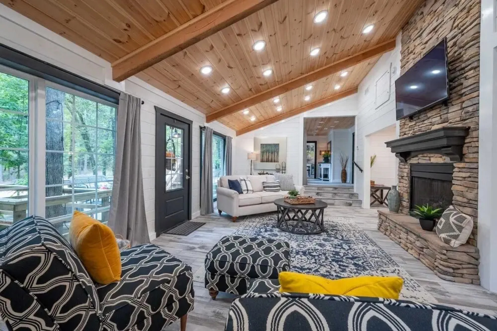 Sugar Hill Newly Remodeled includes Fully Supplied Kitchen and Hot Tub by RedAwning
