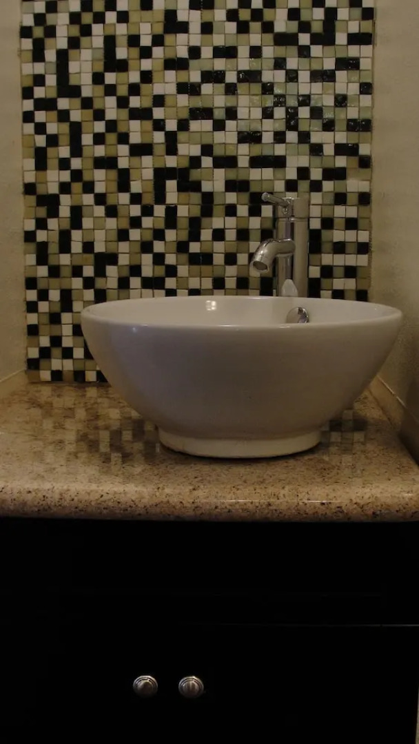 Quiet 2 Bdrm-Gourmet Kitchen-Comfy King