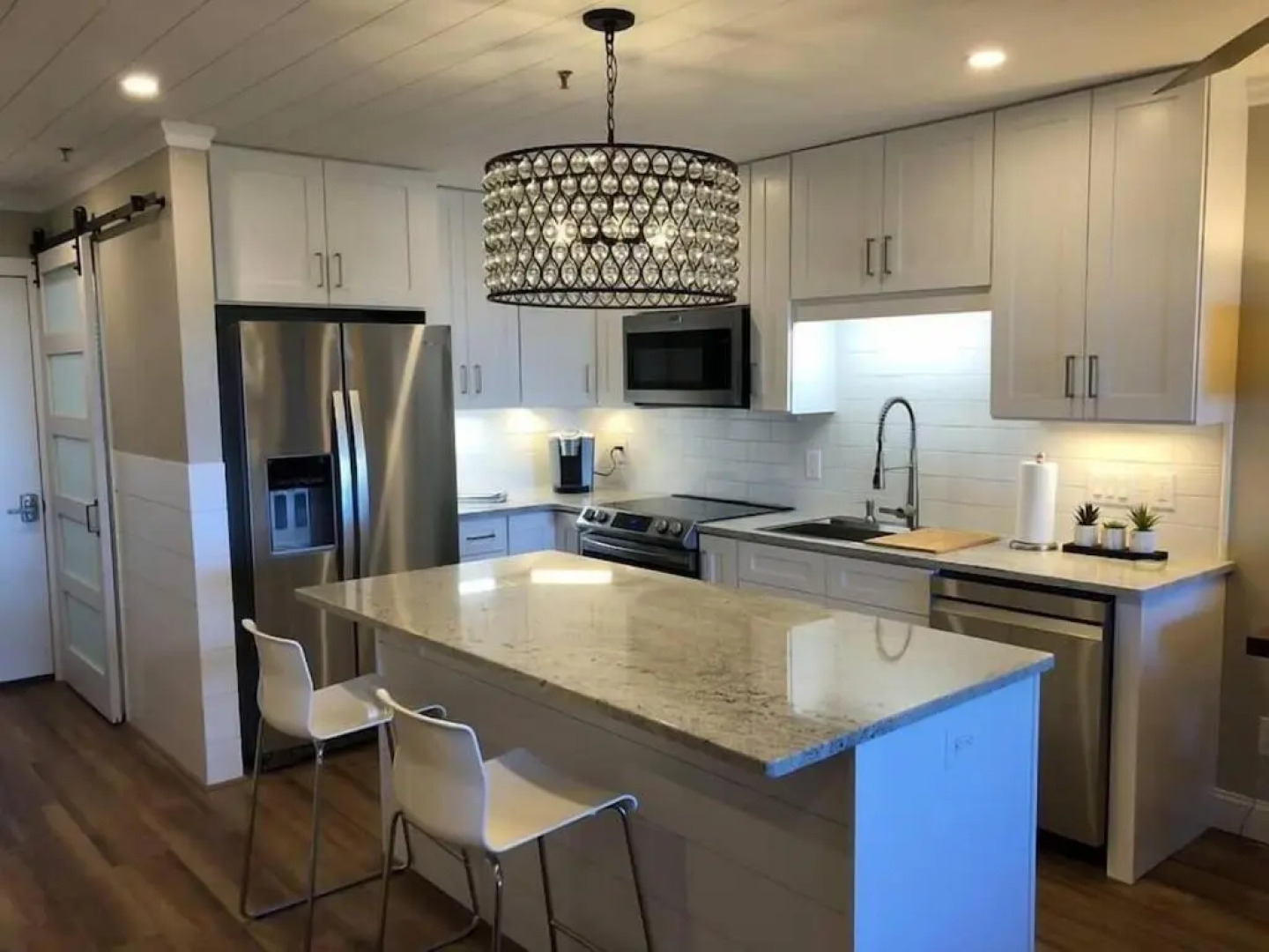 Paradise NEW 2B 2B Walk to slopes Hot Tubs