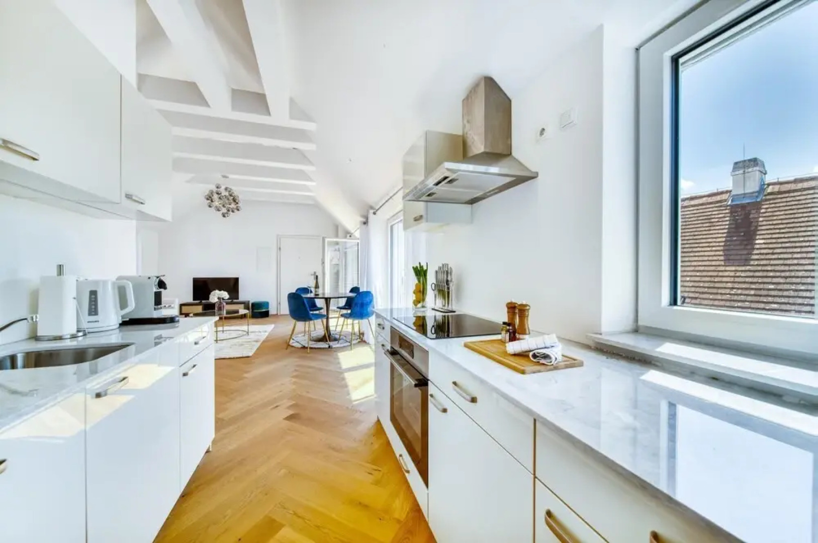 Deluxe Apartment With Balcony Parking and Elevator in the City Centre