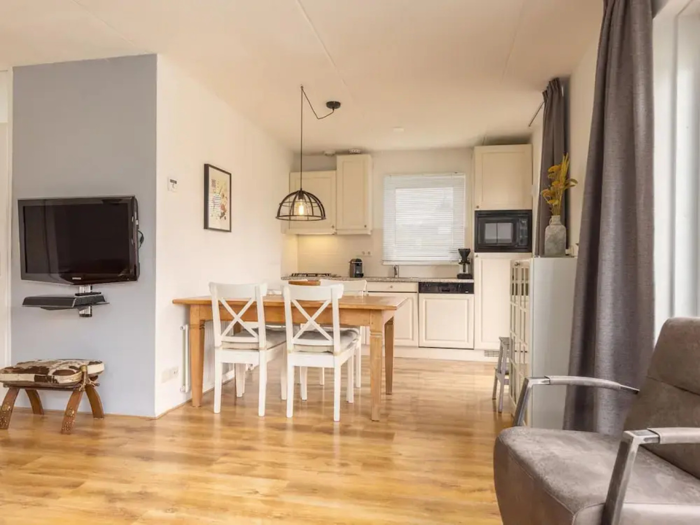 Canal-side Bungalow Stay