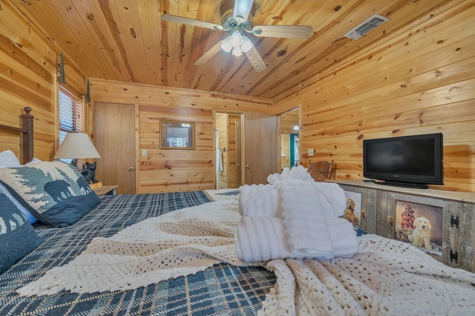 Bear Trail 2 Bedroom Cabin by Redawning