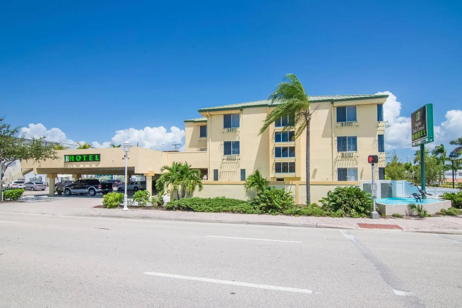 Naples Park Central Hotel