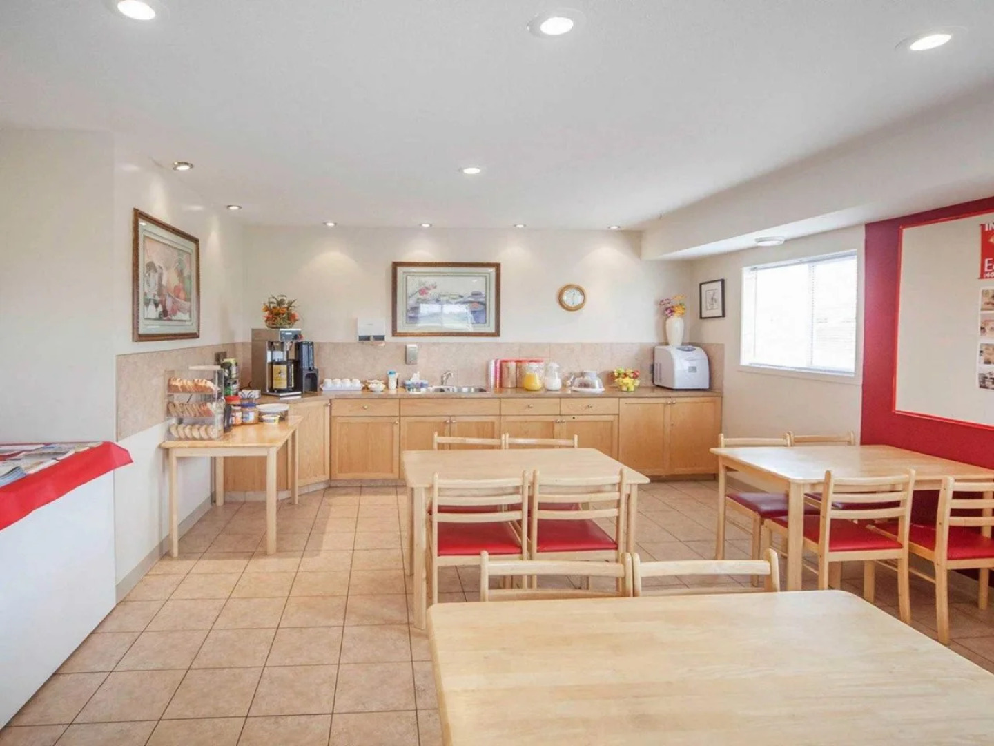 Econo Lodge Inn & Suites