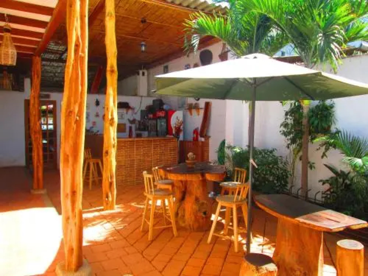 Big Ralph's Hostal & Restaurant