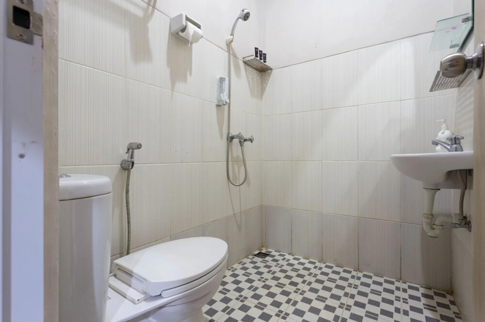 RedDoorz Plus near Lippo Cikarang Mall