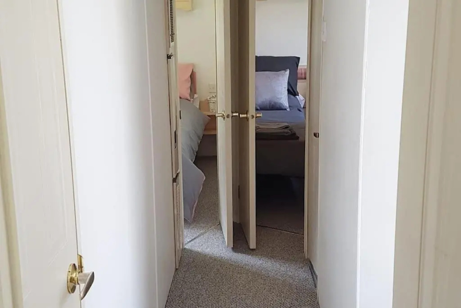 3 Bedroom Caravan with On-Site Pool, Island View 6