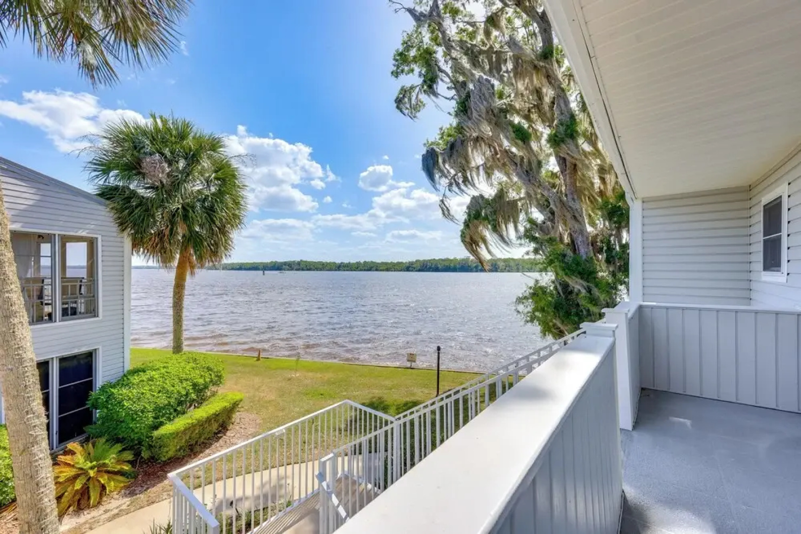 Private Balcony w/ Water Views: Welaka Condo!