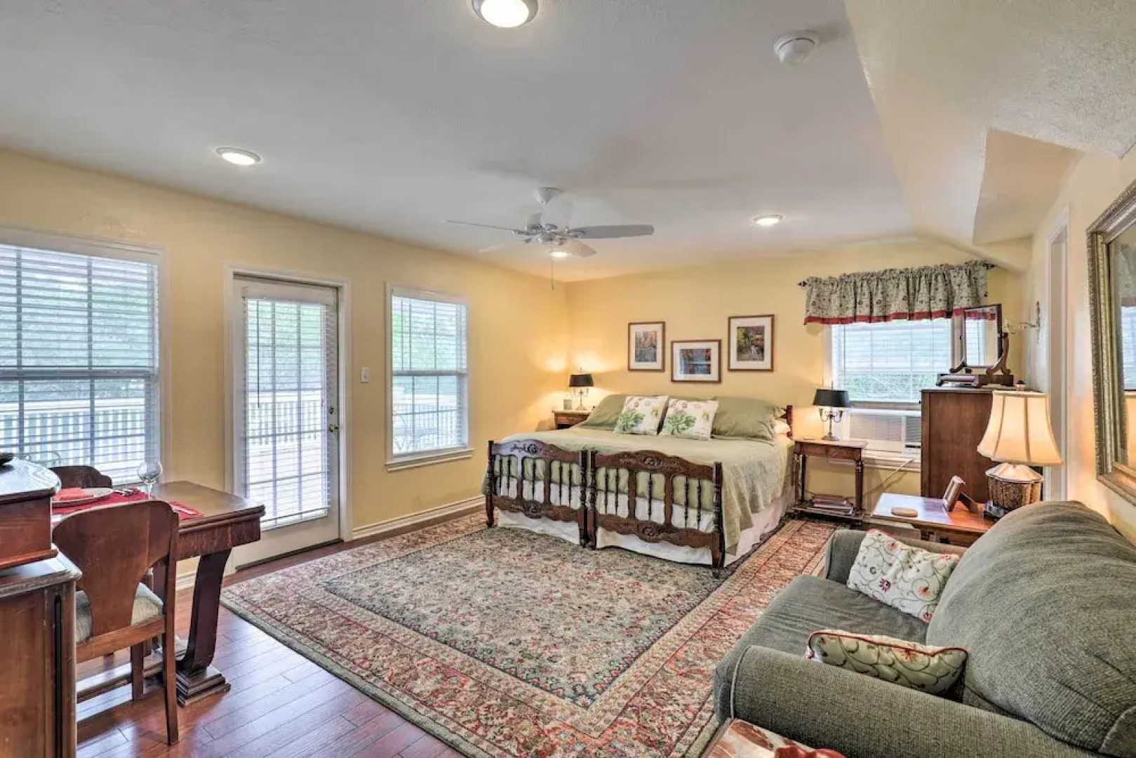 Studio in College Station w/ Expansive Deck!
