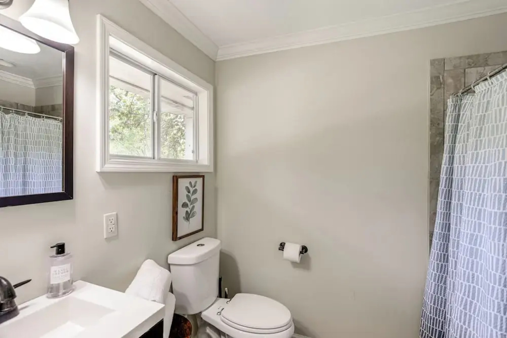 < 1 Mi to Ole Miss! Serene Home w/ Large Yard