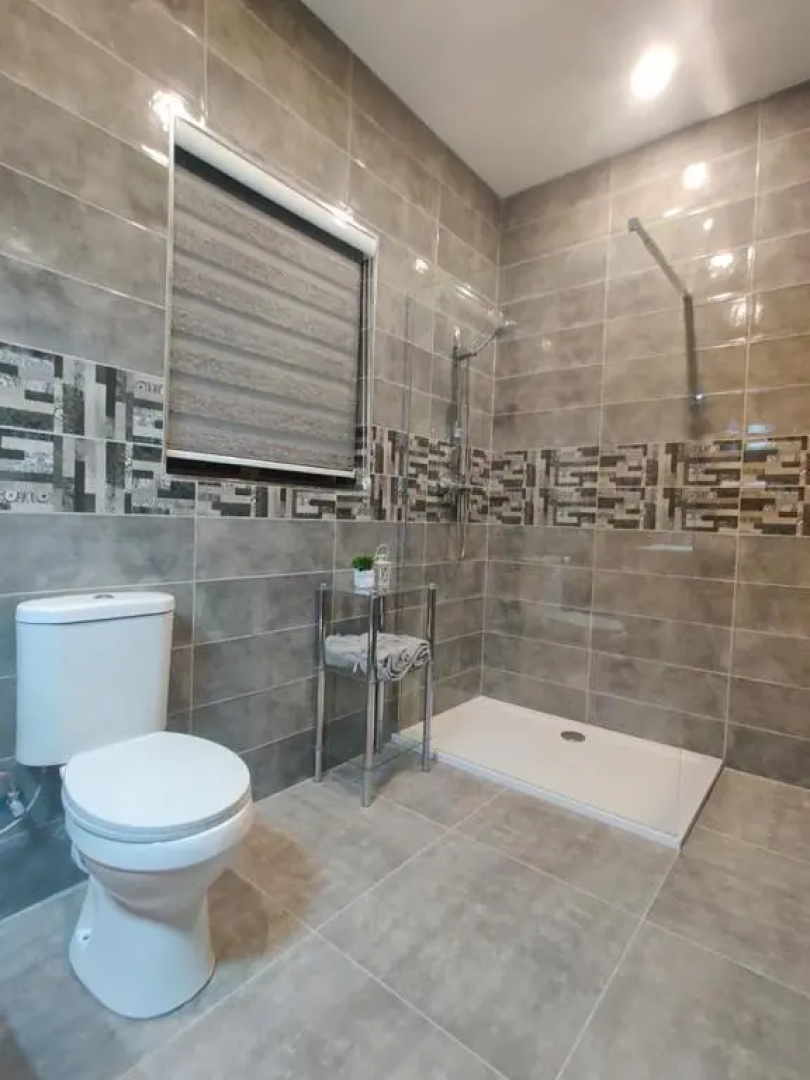 Close to airport, double bedroom, sofa-bed, private bathroom for adults and children aged 10 and over ONLY