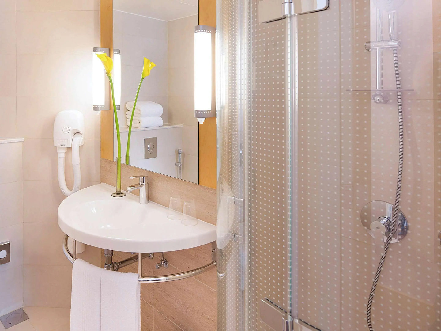 Отель ibis One Central Hotel
