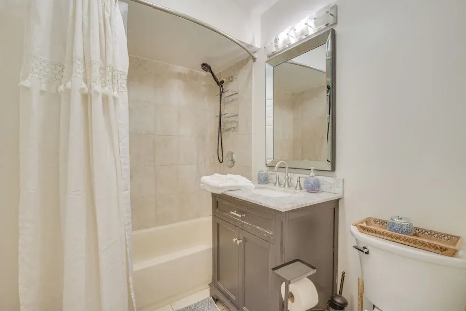 Walk to Train: Convenient Skokie Condo!