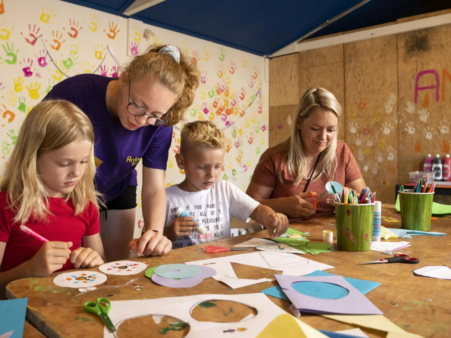 Well-kept chalet with air conditioning, on a holiday park, 1 km. from the beach