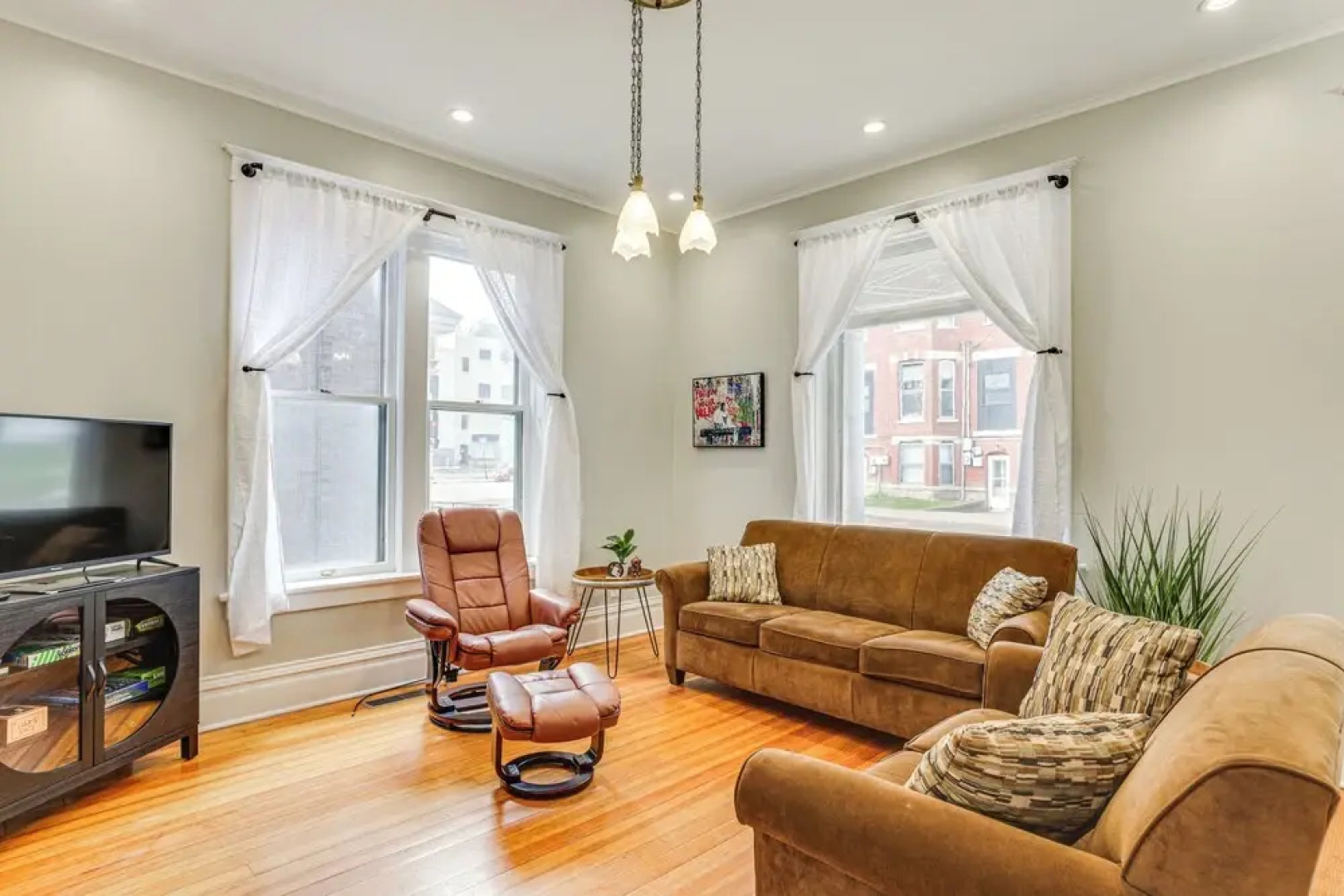 Walk Downtown: Inviting Historic Home in Dubuque!