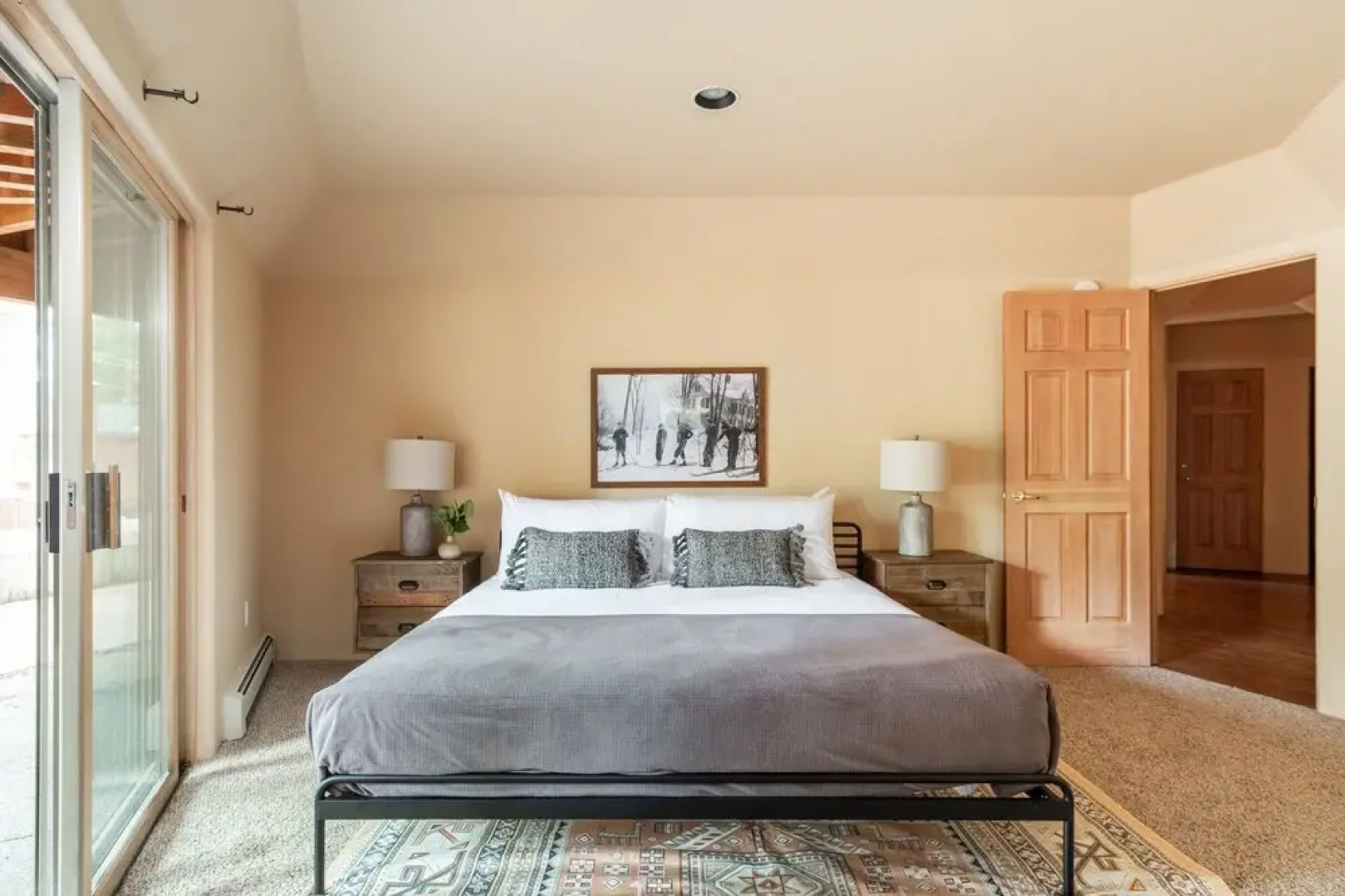 Ponderosa by Avantstay Spacious Cabin w/ Large Deck & Hot Tub 10min to Mtn