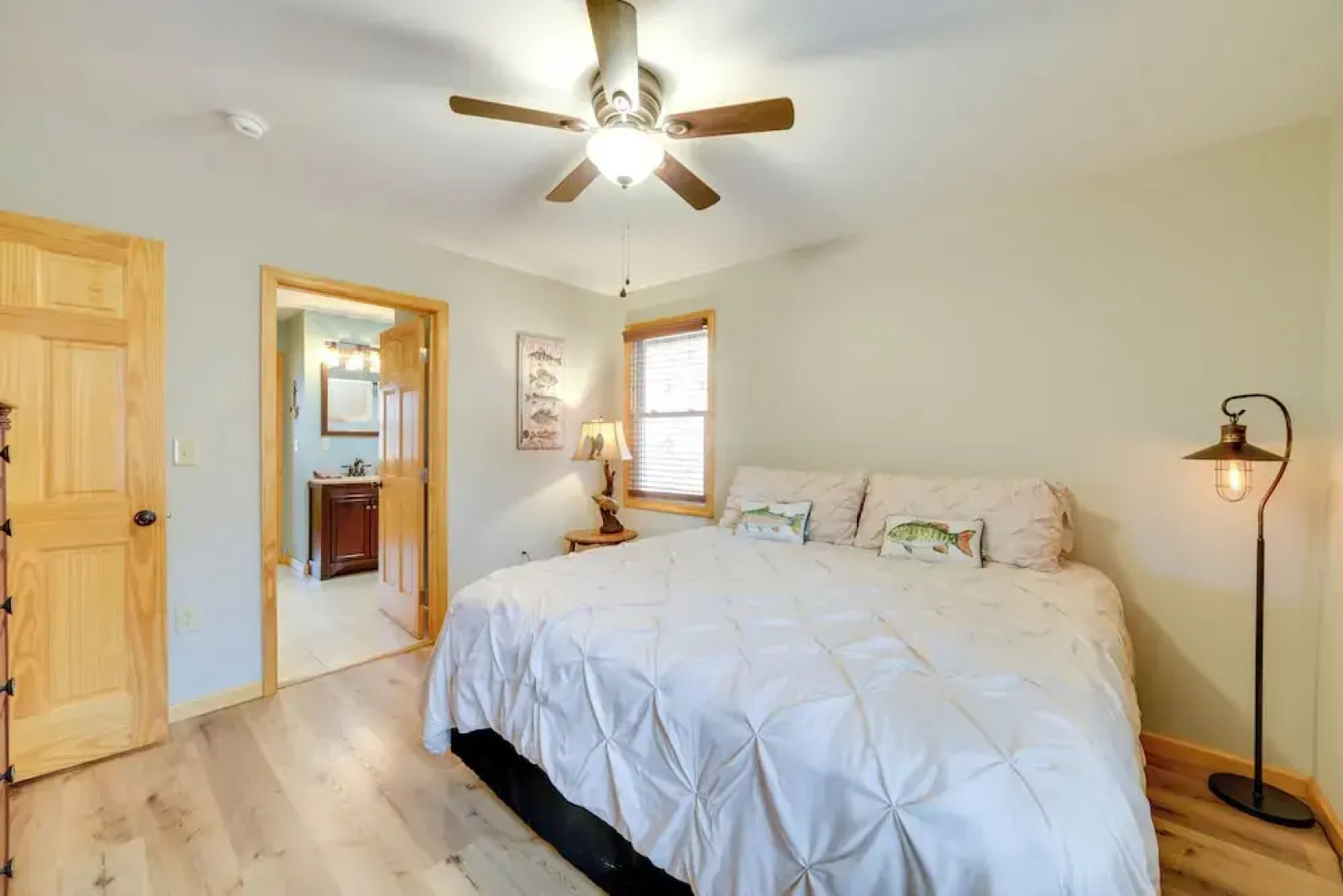 Cozy Waverly Cabin w/ Fireplace & Deck!