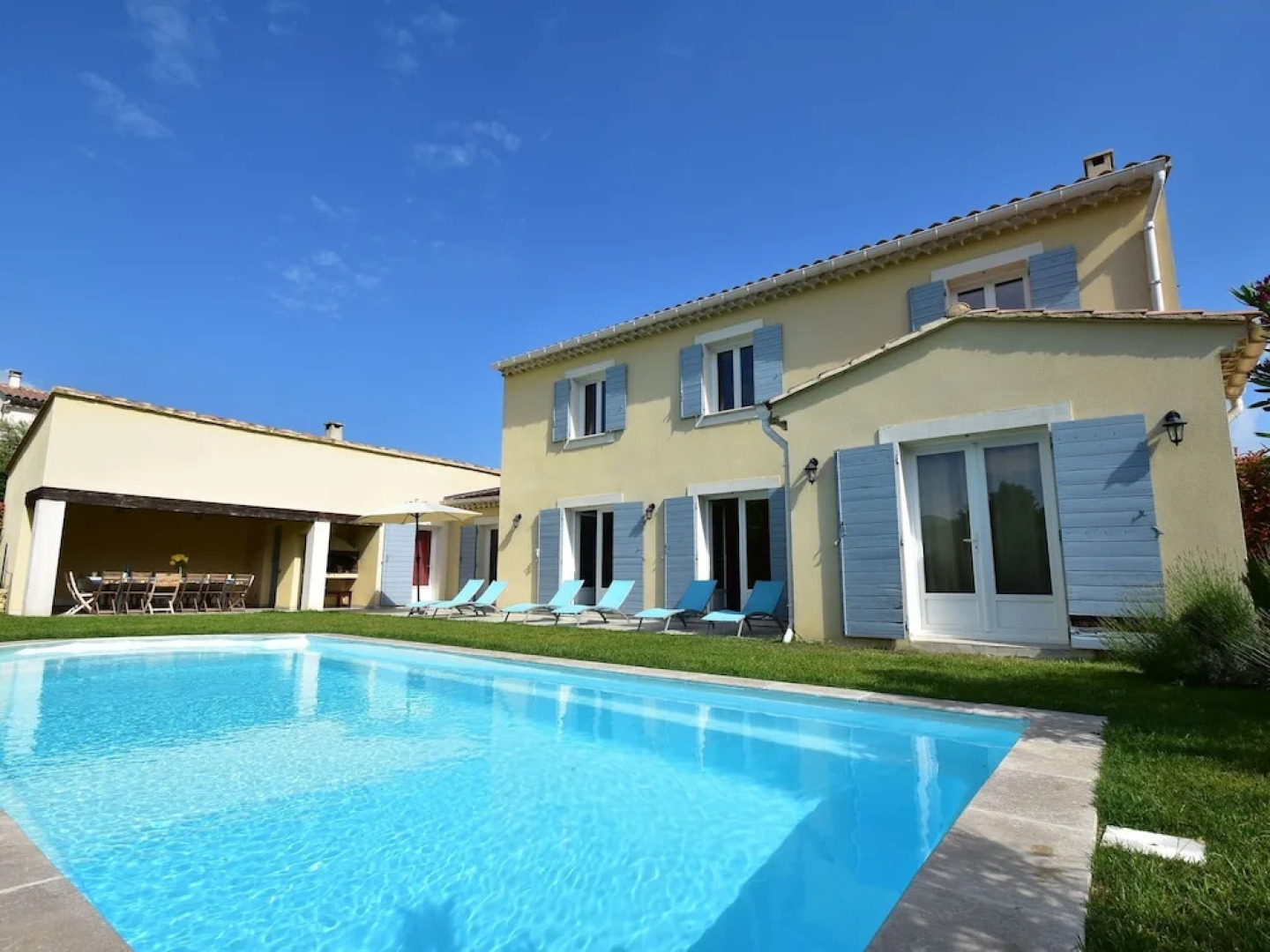 Spacious Villa in Vaison-la-Romaine with Swimming Pool