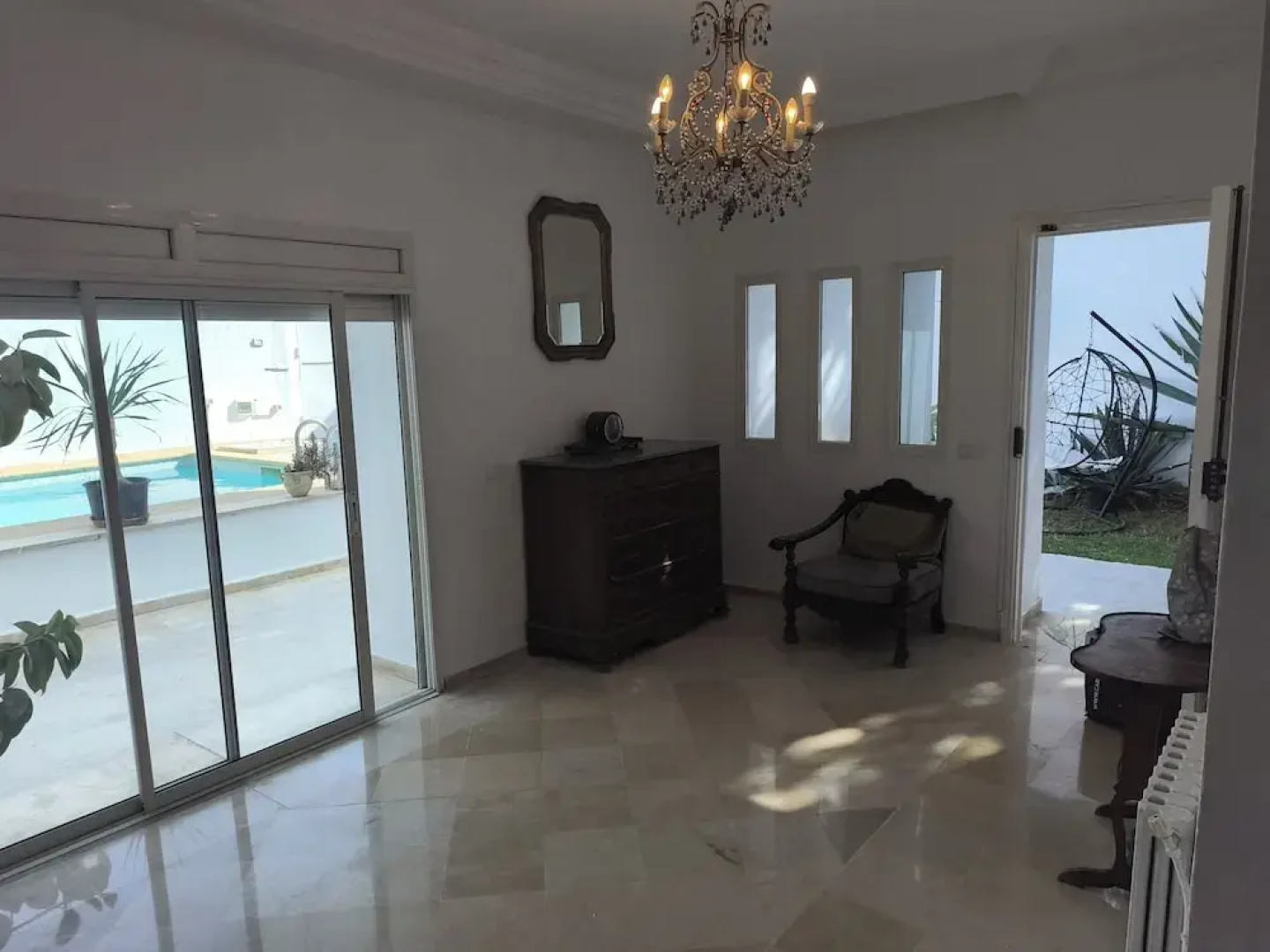 Stylish villa avec parking et piscine