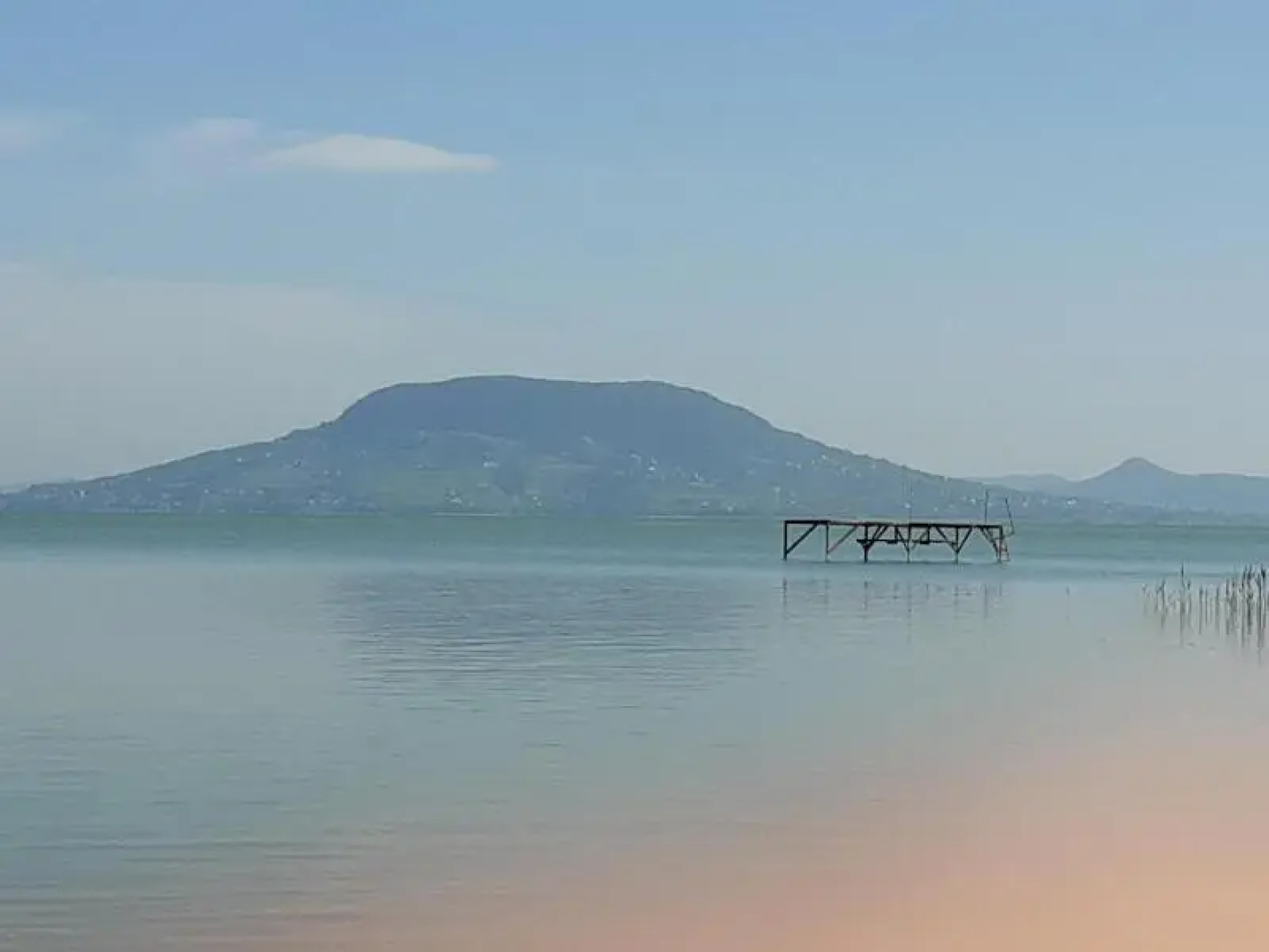 Vízparti gyermekbarát teljesen felújított Apartman, őrzött, saját strand, parkoló, étterem