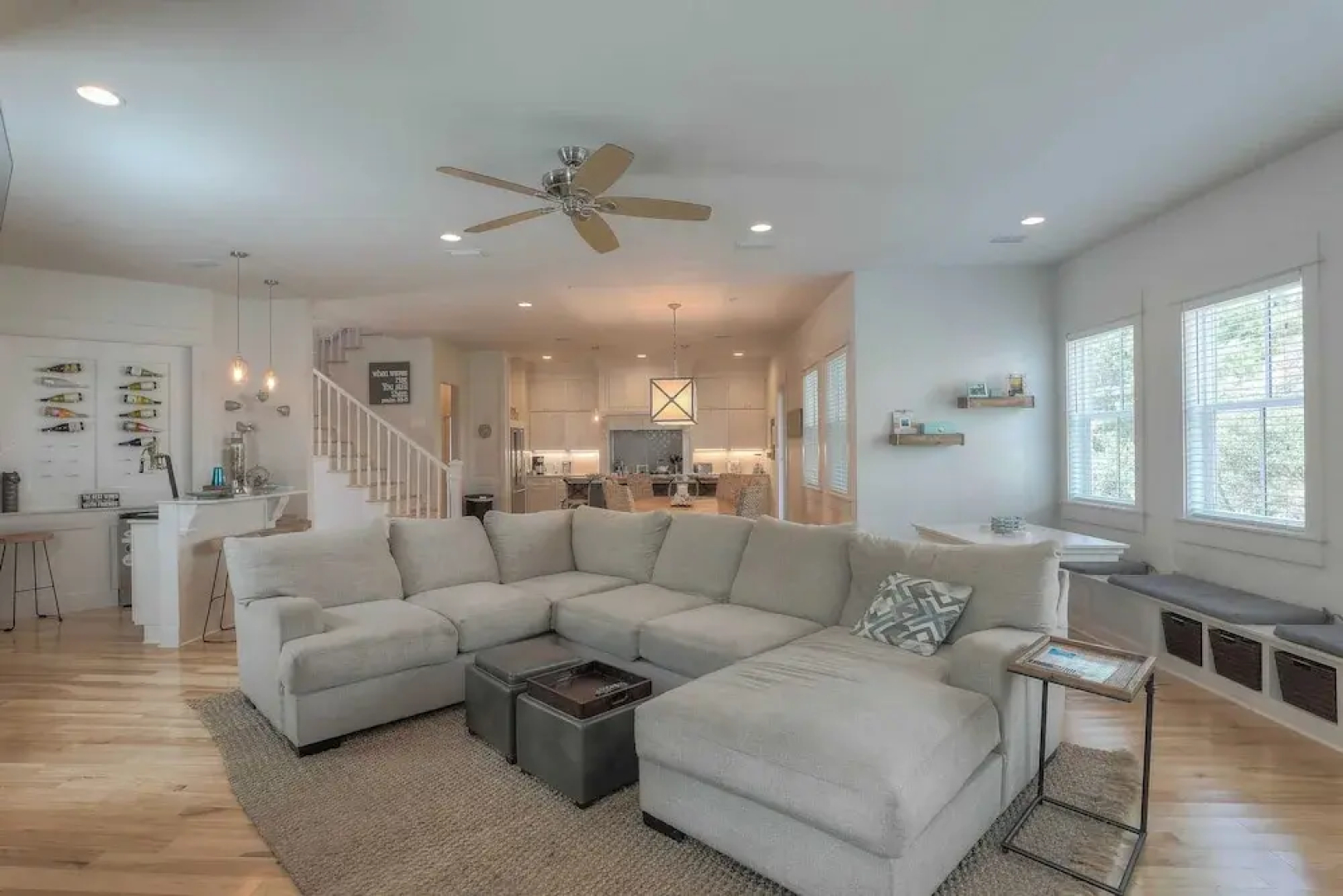 Dunn Inn 2 by Avantstay Walk to Beach, Pool Access, Sleeps 17!