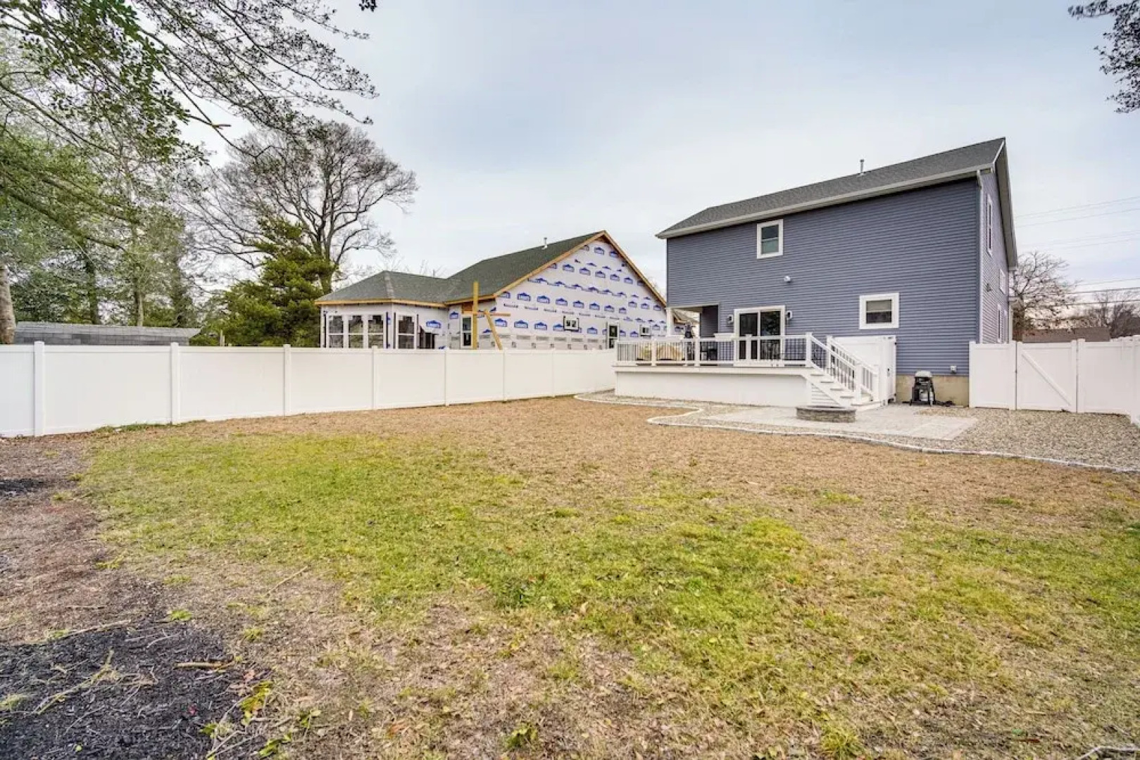 Steps to Sand: Villas Beach House w/ Decks!