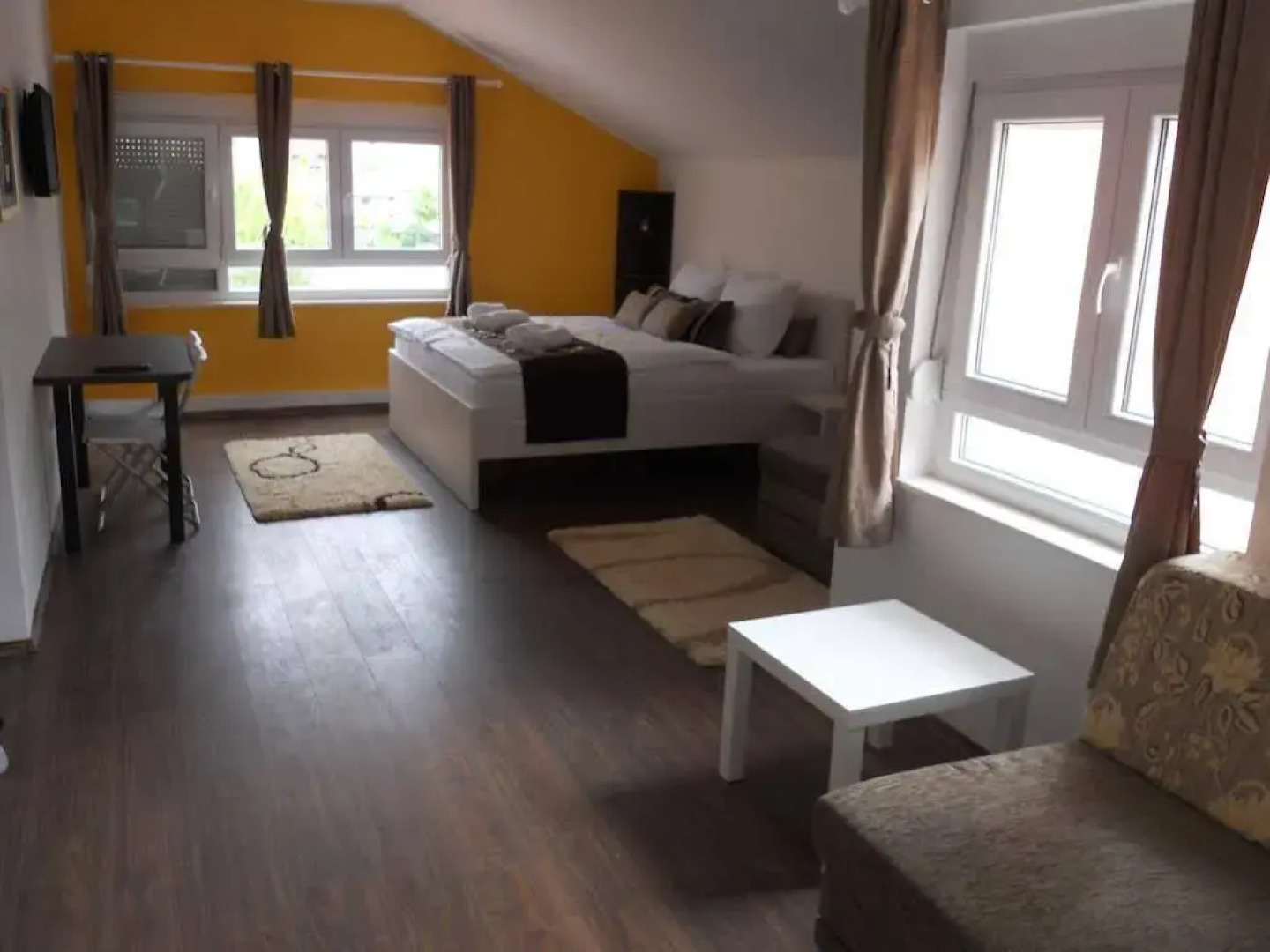 AppleLine Apartments