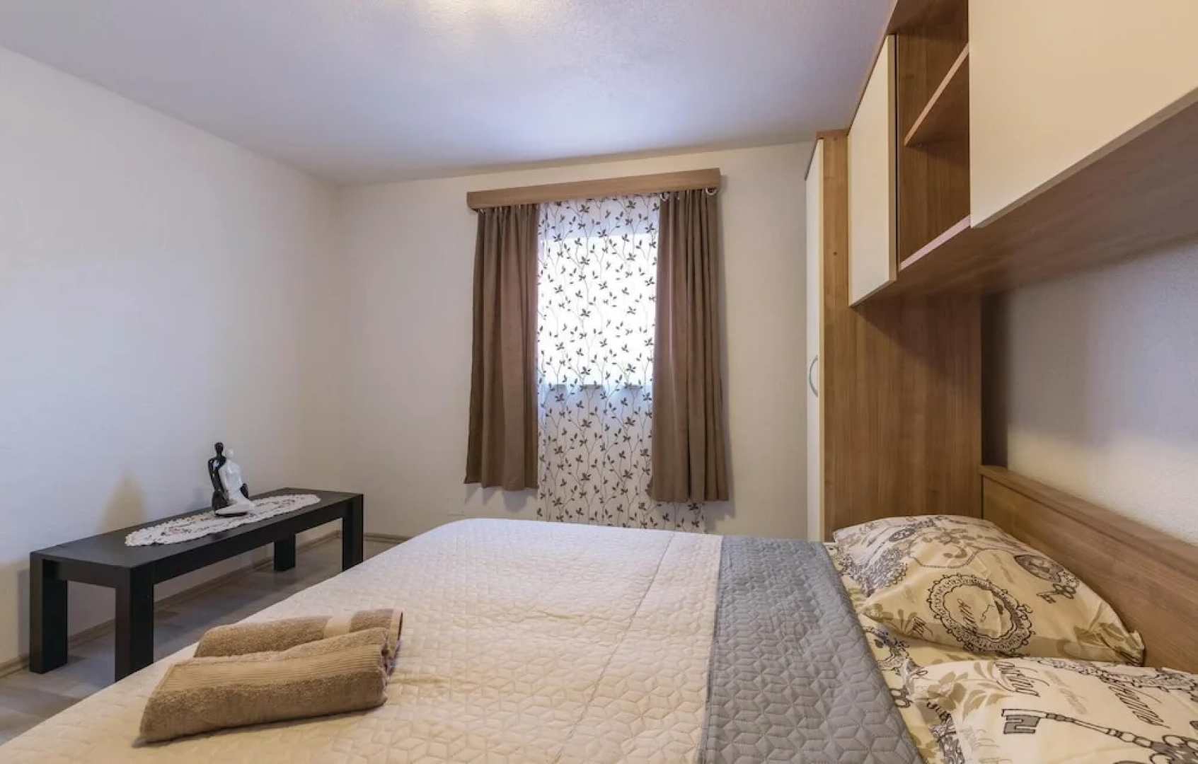Stunning Home in Novigrad With Wifi and 4 Bedrooms