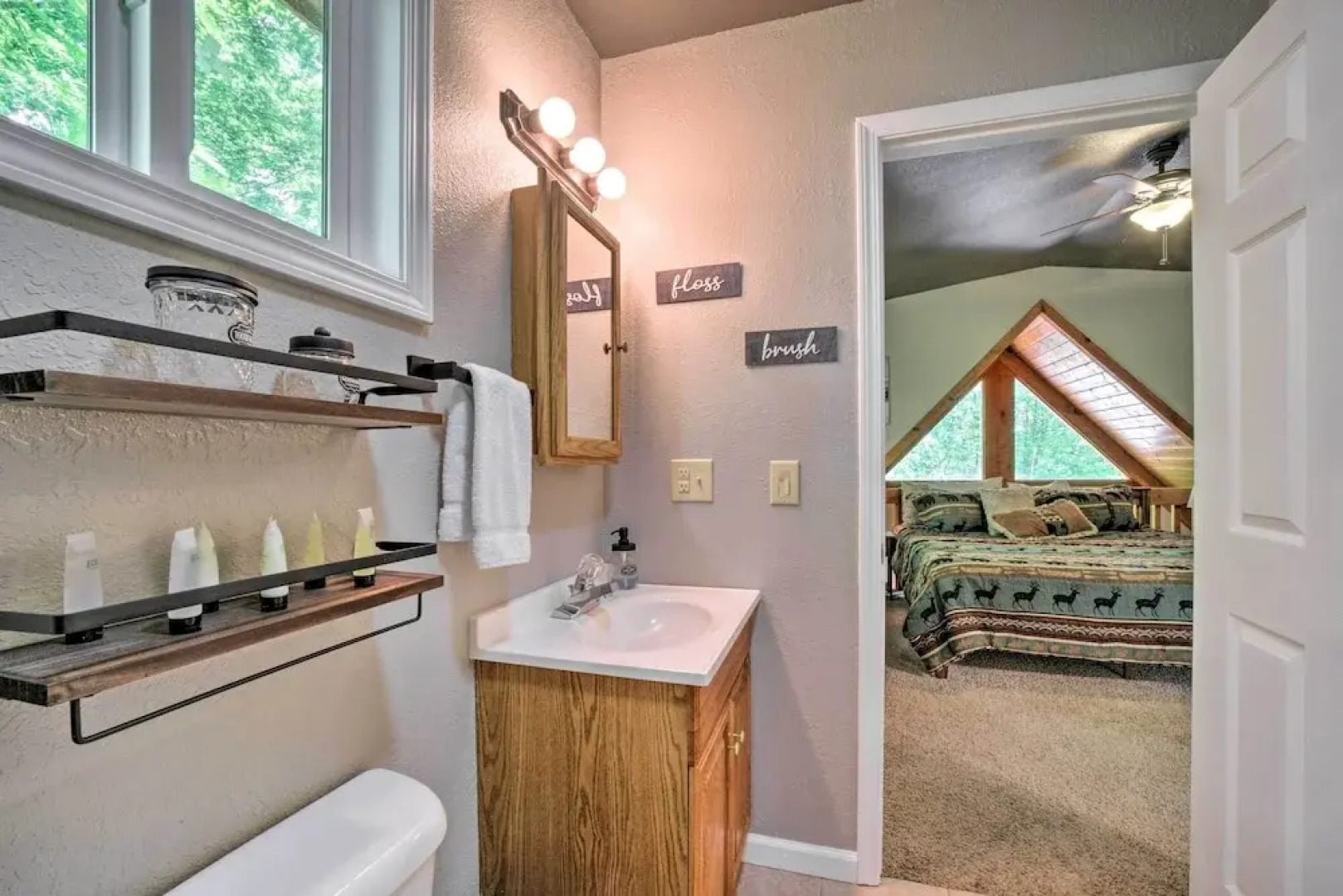 Cozy Whittier Cabin + Yard & Hot Tub, Pets Welcome