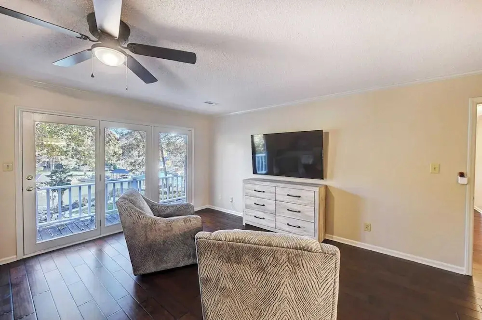 Lakefront Home Private Dock, Tiki Bar, Firepit Shore to Please by Avantstay