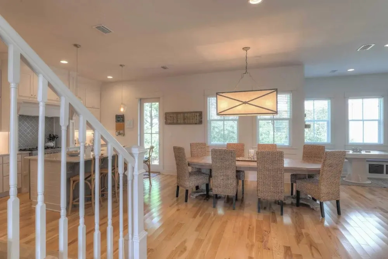 Dunn Inn 2 by Avantstay Walk to Beach, Pool Access, Sleeps 17!