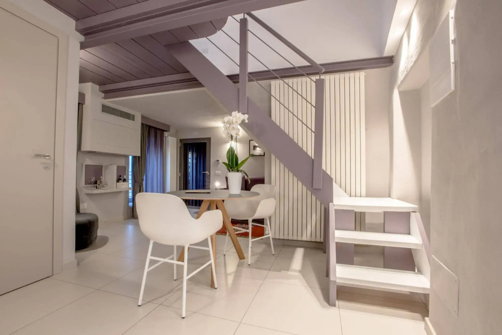 Uve Rooms & Wine Bar