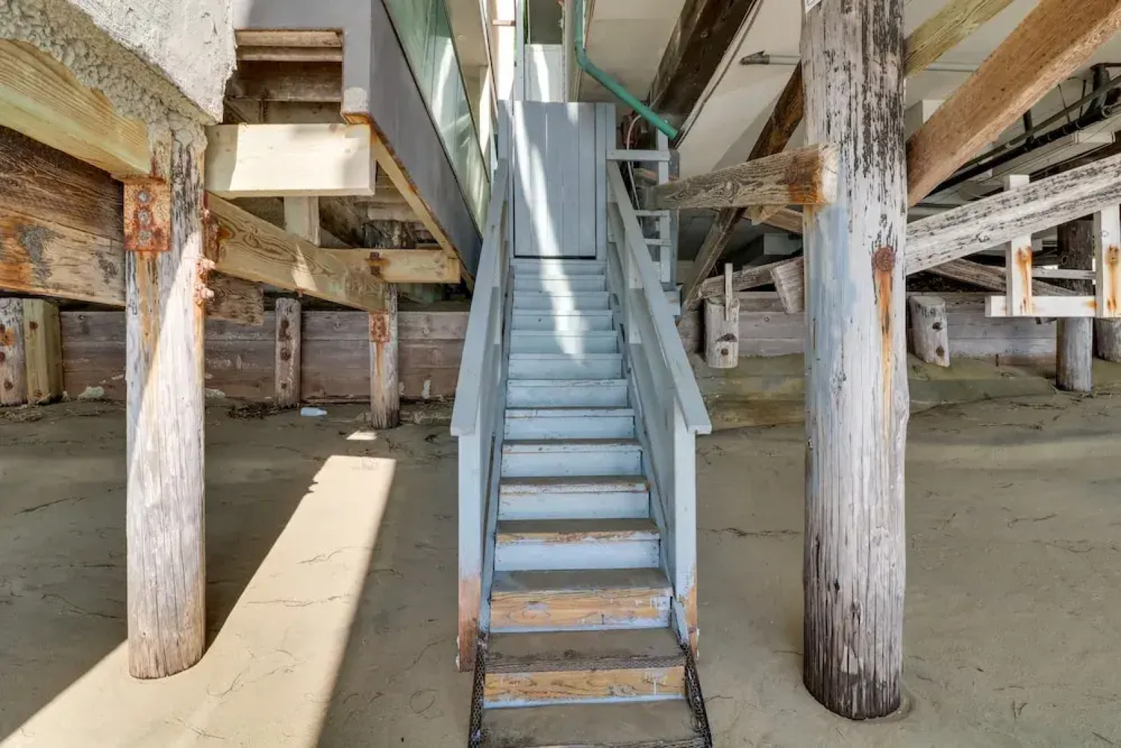 Beachfront Malibu Apartment w/ Ocean-view Balcony
