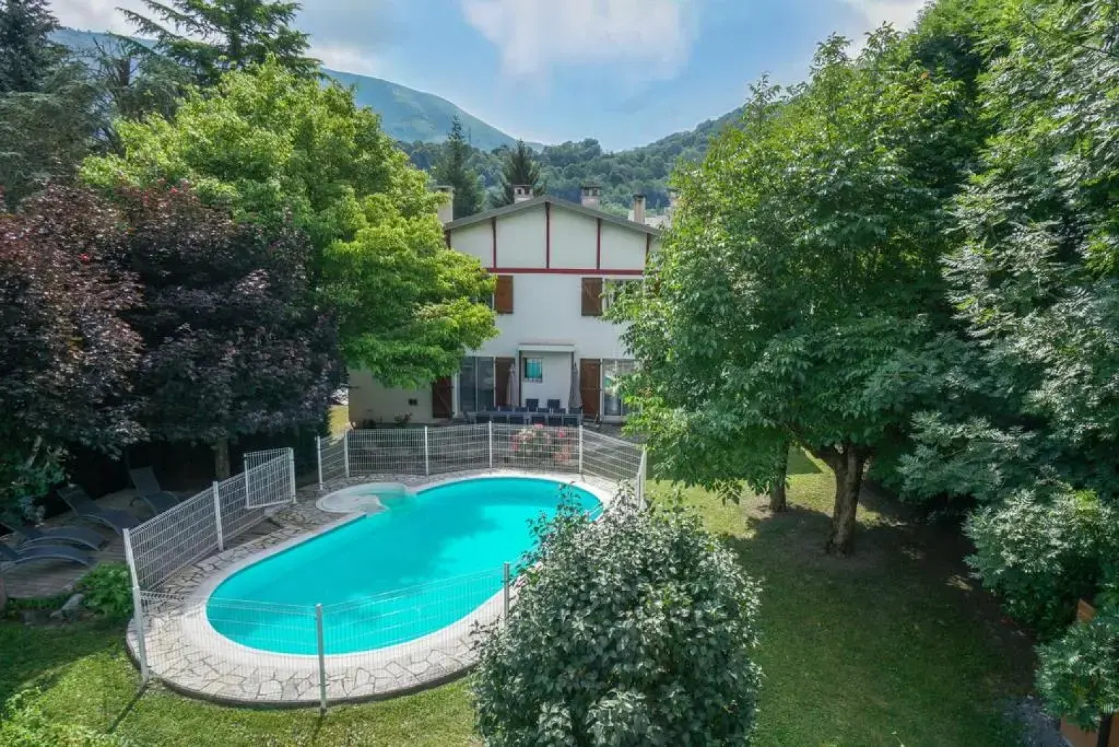 Grand Gîte Saint-Lary centre pour 15 pers. pouvant accueillir jusqu’à 17 pers.