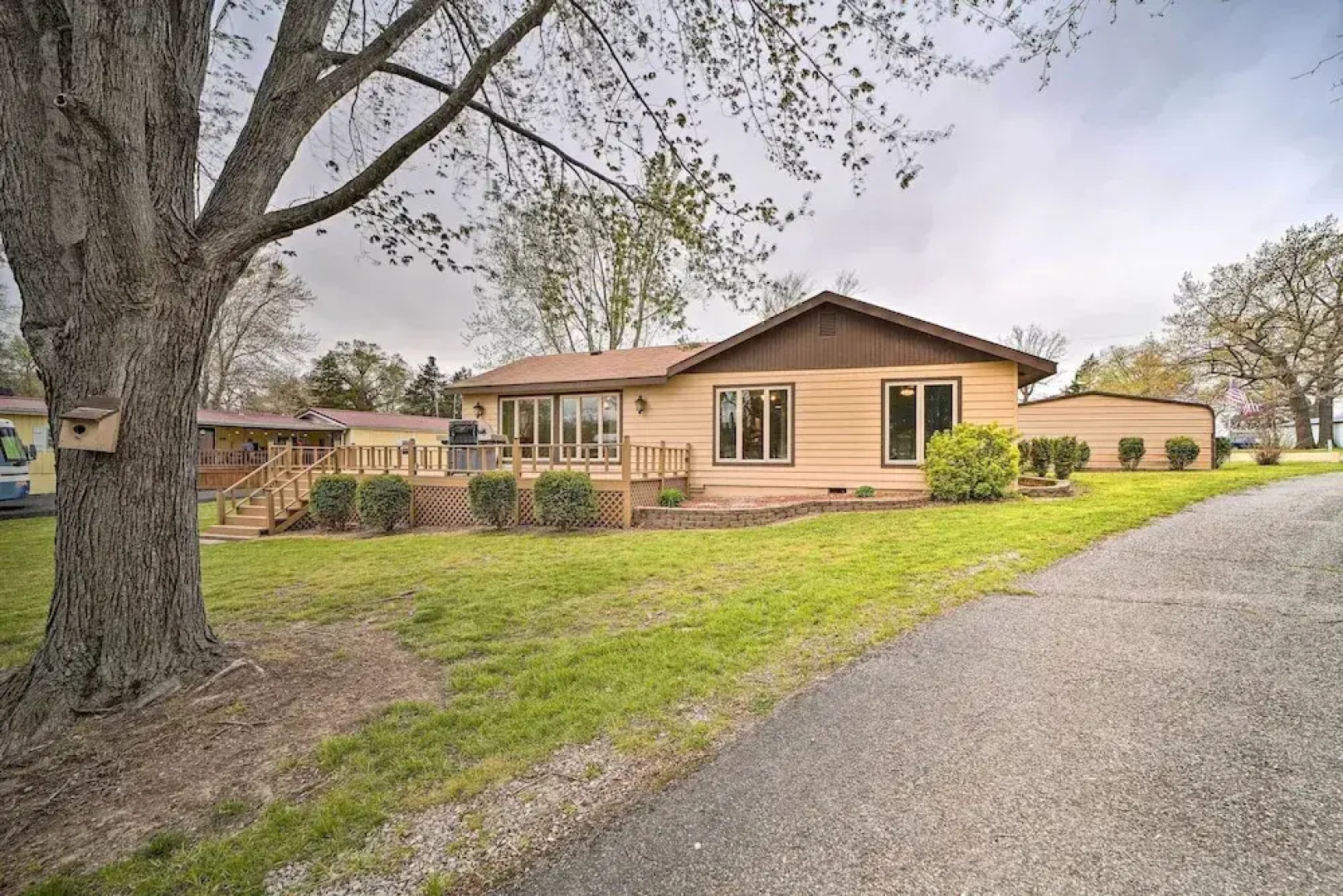 Kayaks & Boat Dock: Waterfront Home in Grove