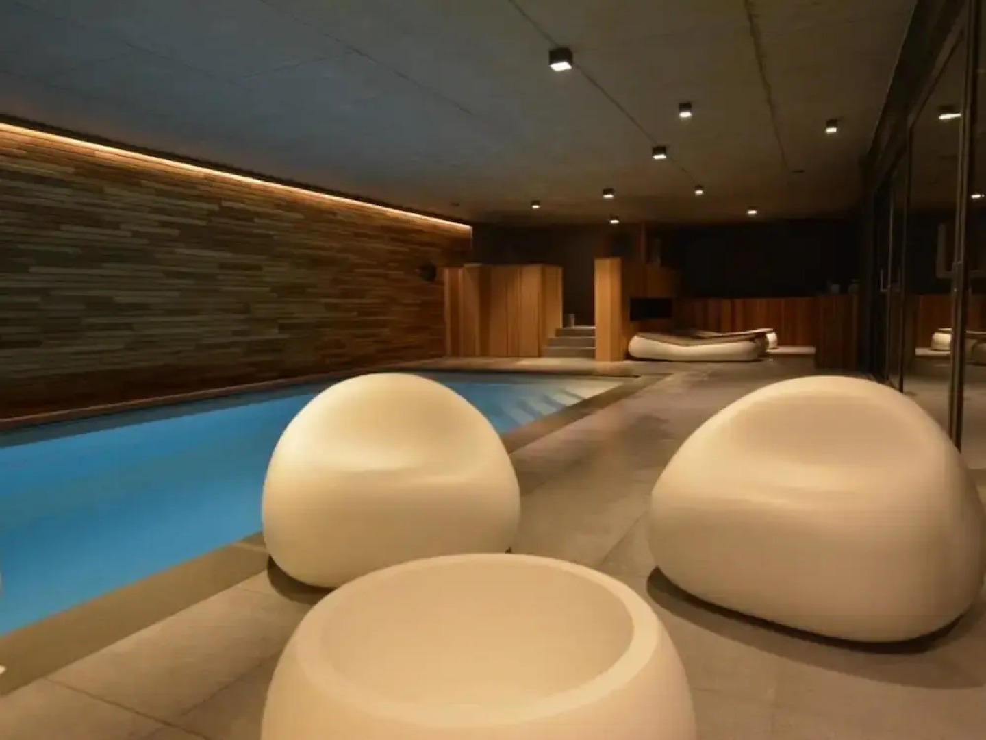 Luxurious Villa With Swimming Pool in La Roche