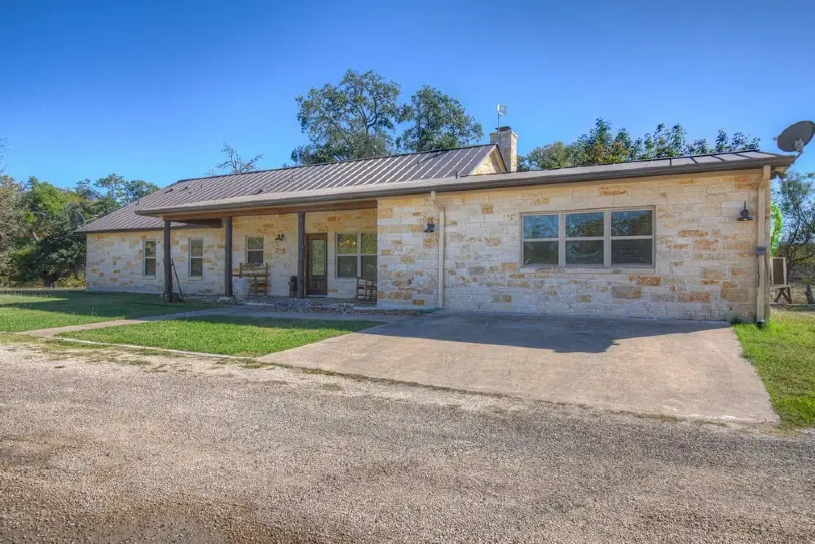 New Gorgeous Ranch With Private Swimming River, Waterfall, & Firepit