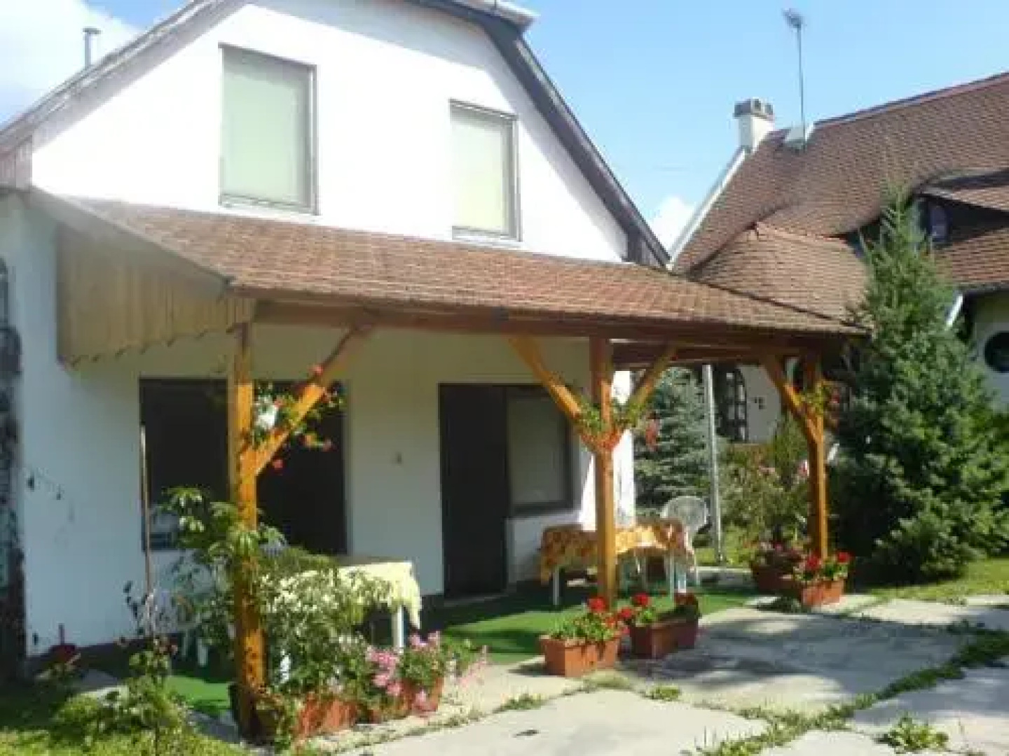 Hársfaapparman és vendégház