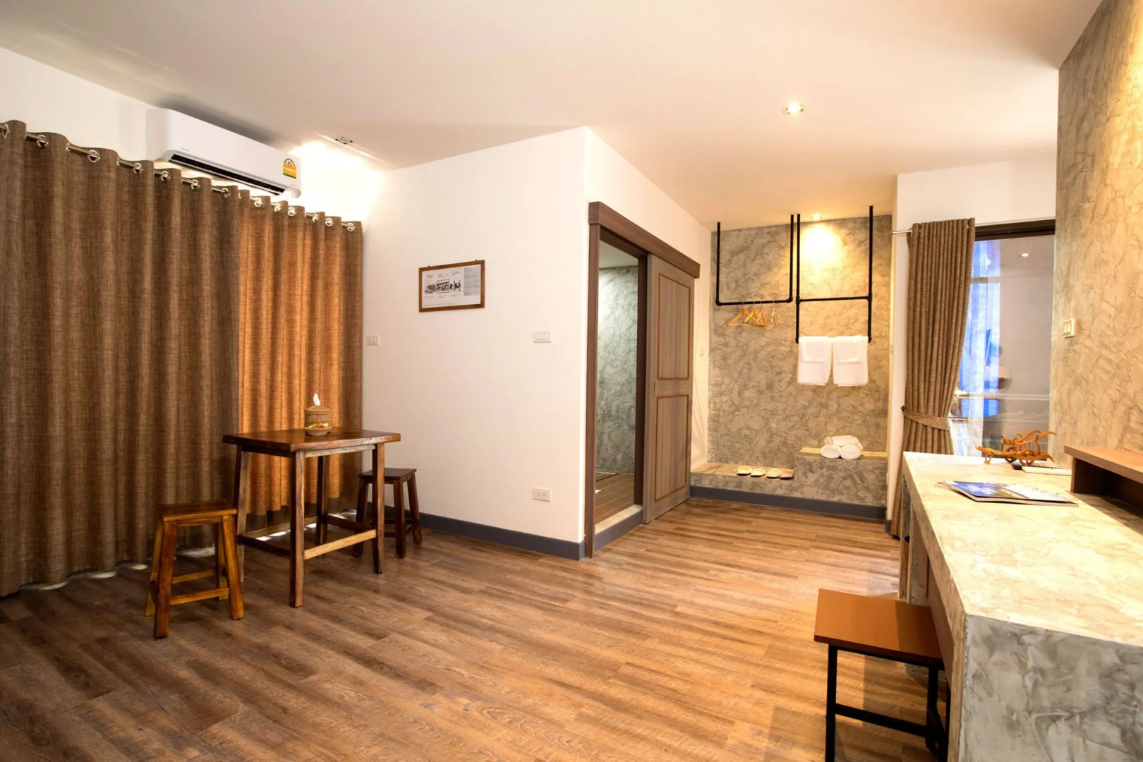 Boutique Poo-Yai Lee