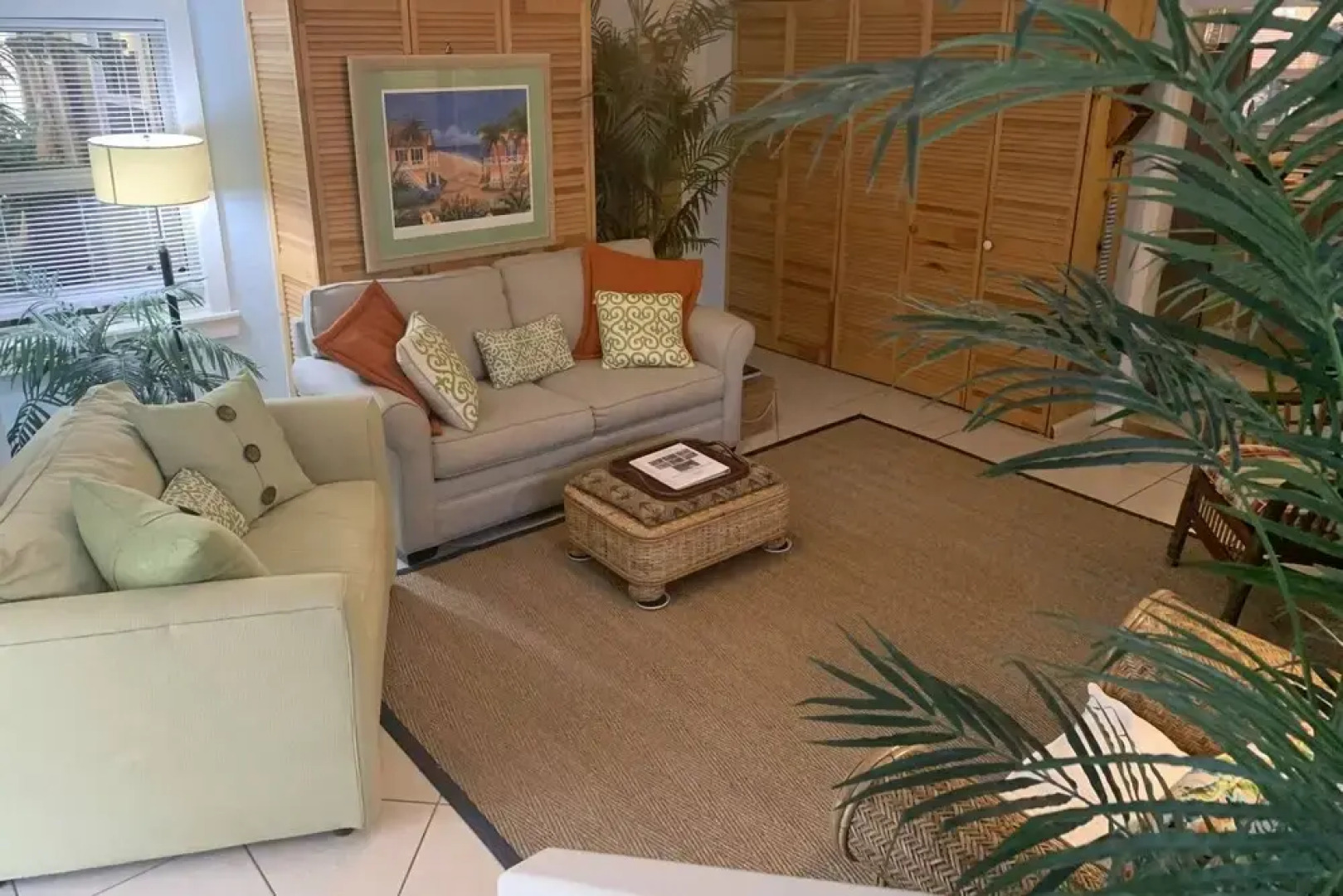 The Secret Garden - The Cottage Near Beach, Shops, Restaurants, Pet Friendly, Close to Lucerne Ave!