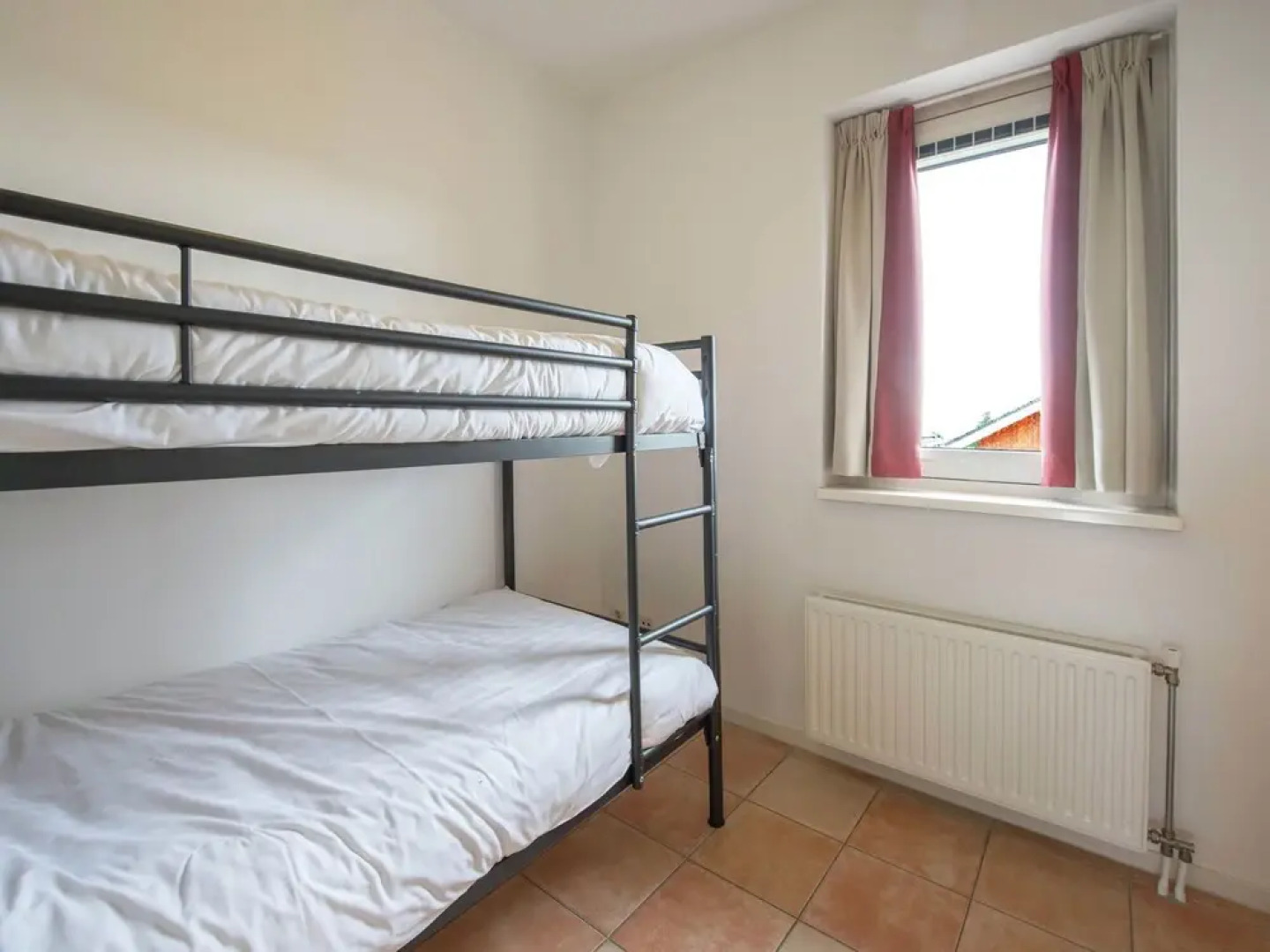 Tidy apartment with dishwasher, close to Amsterdam