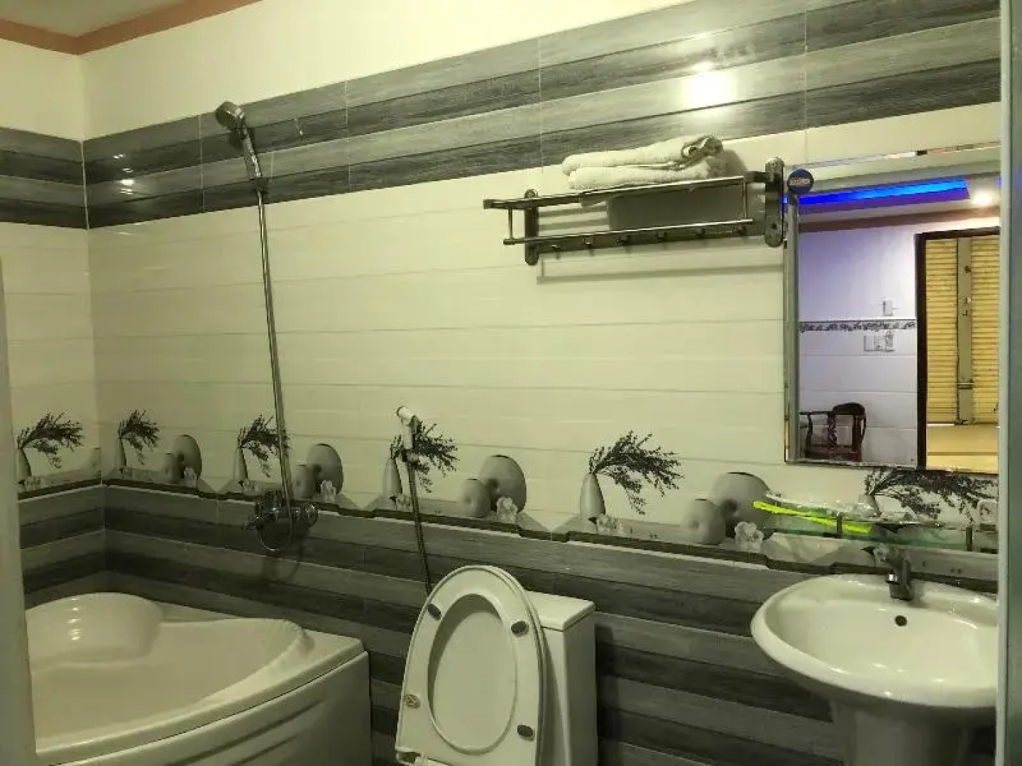 Hoa Ban Hotel by ZUZU