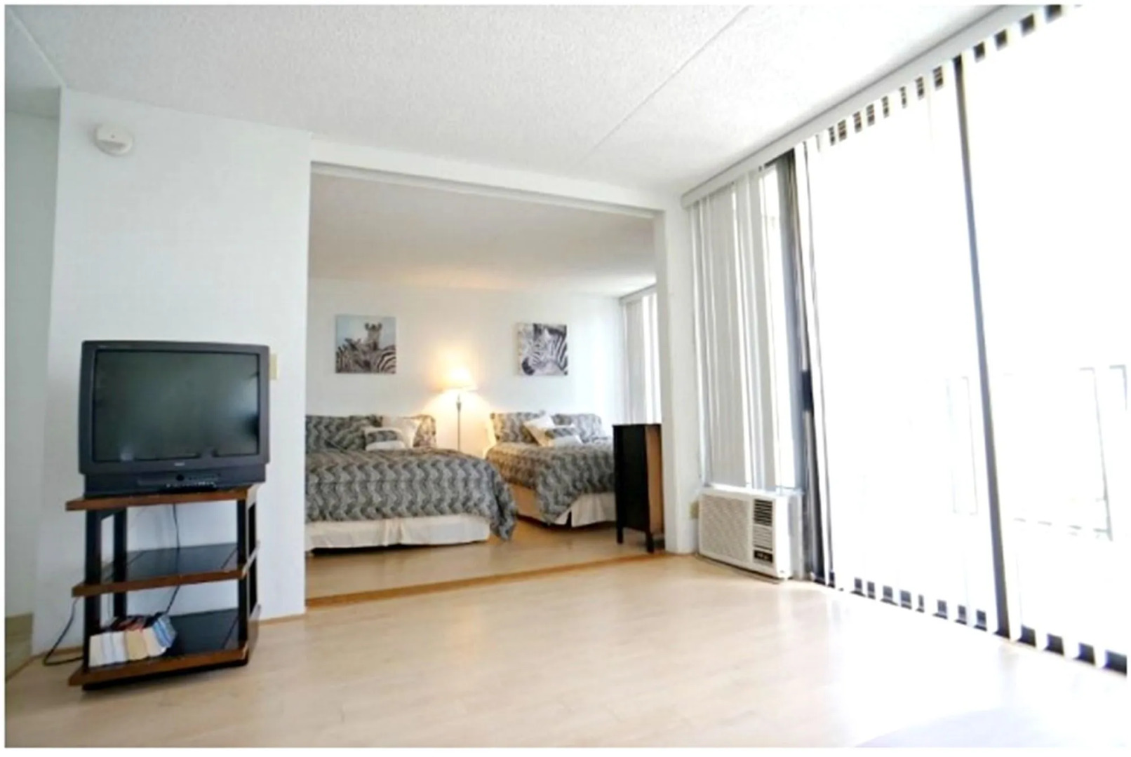 Waikiki Banyan - Walk to the Beach