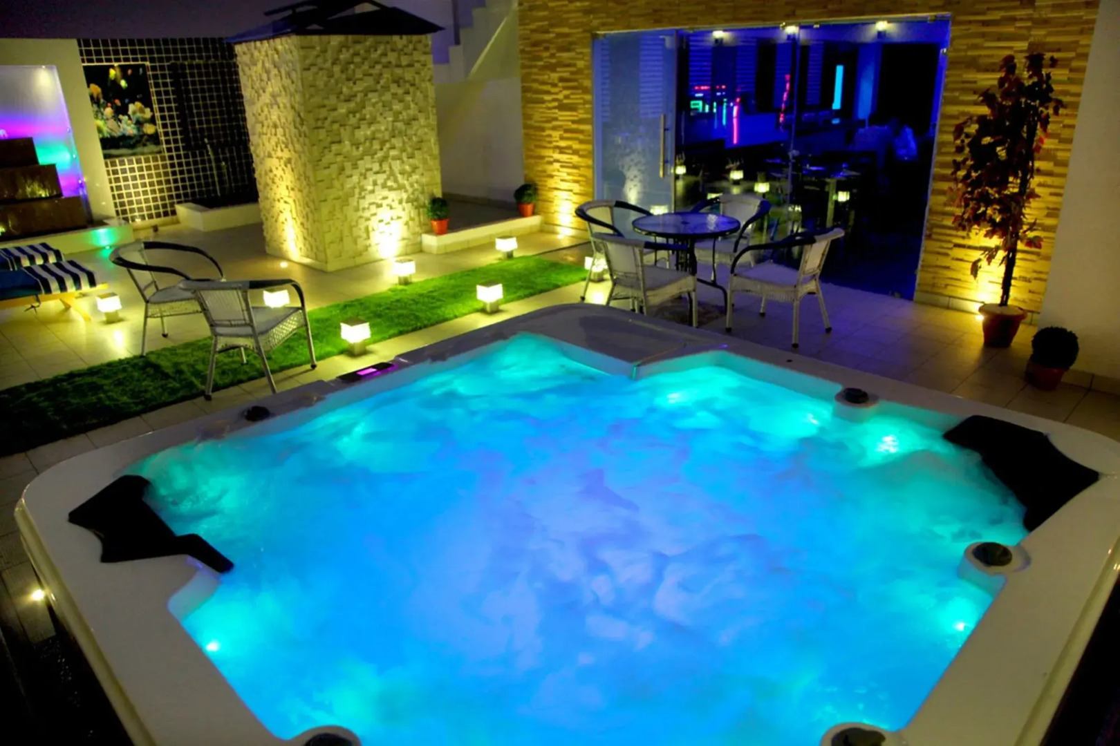 Hotel The Pearl - Newly Renovated in City Centre