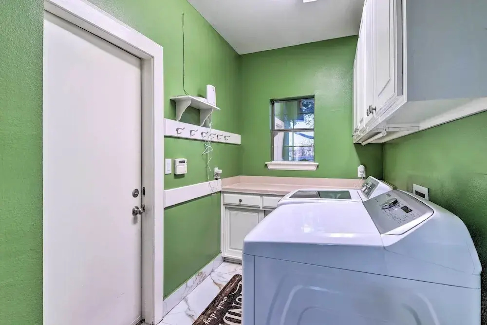 Private Pool: Spacious & Vibrant Argyle Villa!