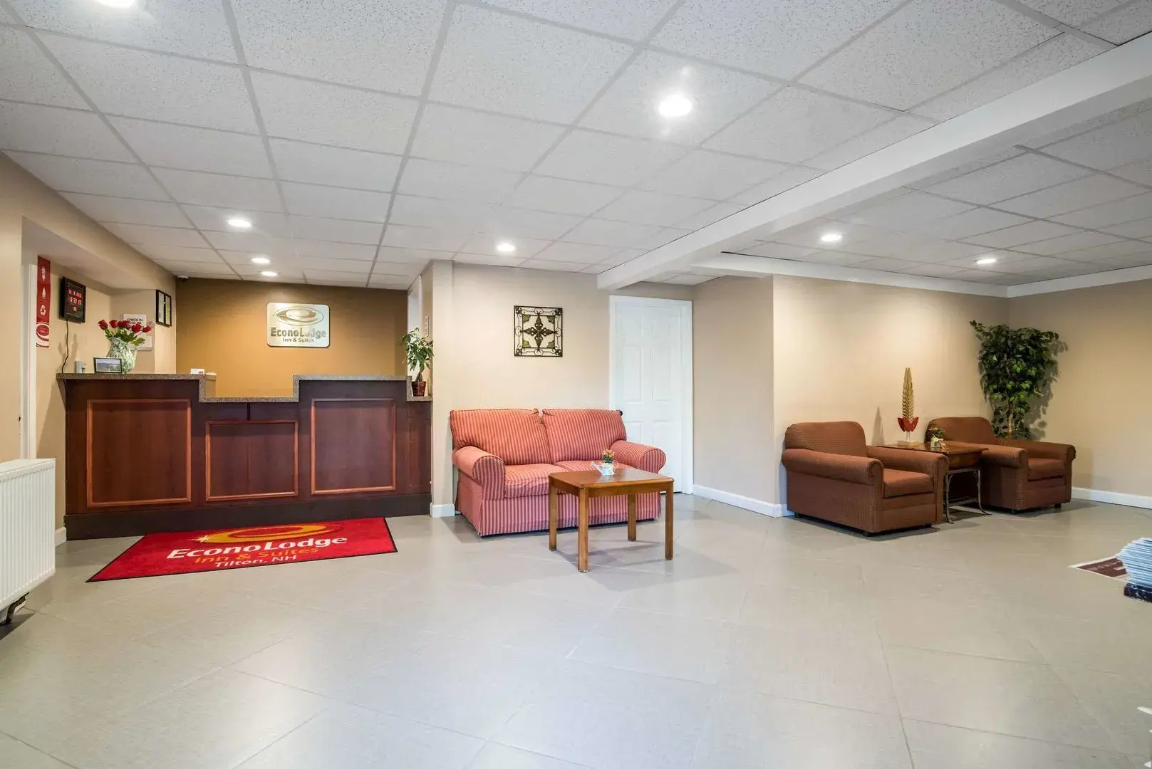 Econo Lodge Inn & Suites