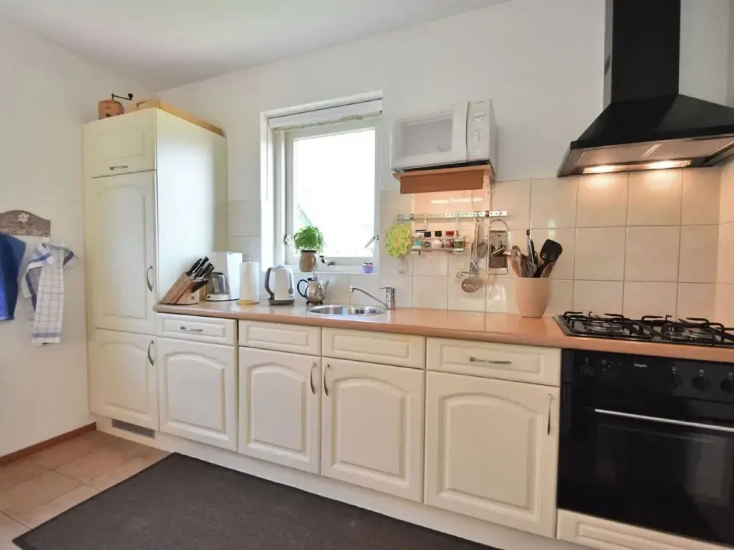 Attractive Holiday Home in Zonnemaire by the Lake