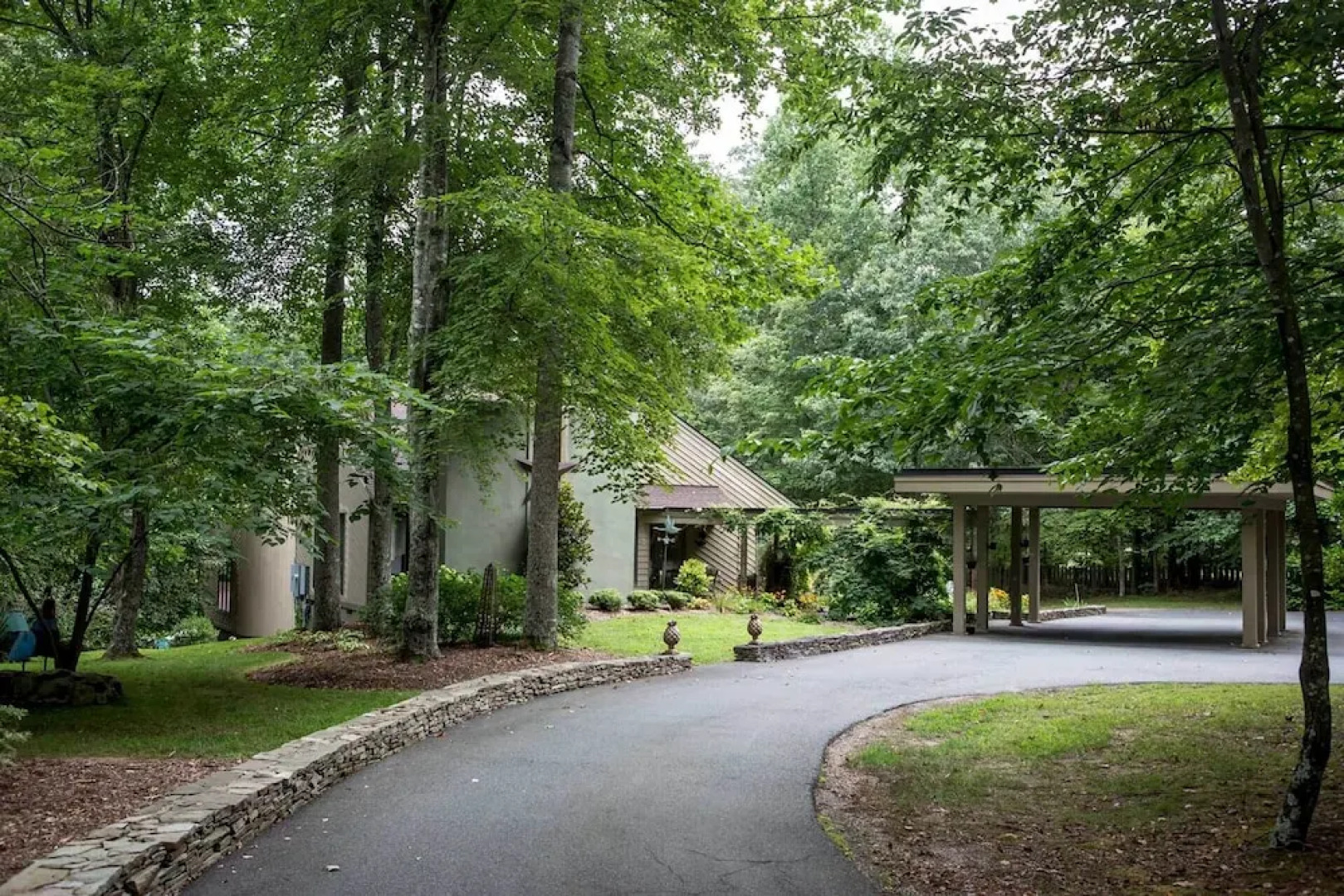 The White Elephant Inn Getaway w/ Pool & Hot Tub!