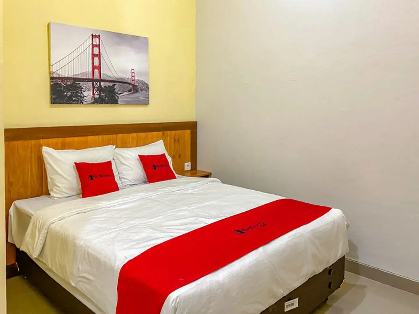 RedDoorz Syariah near Taman Bunga Adipura Sampang