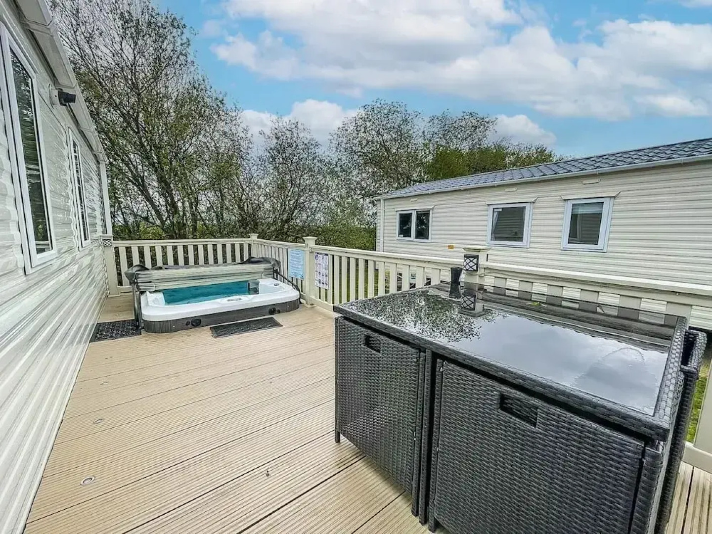 Caravansleeps6-hottub-garden-waterwonderland